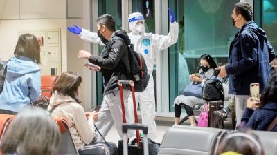 由于近期境外输入确诊病例大增，台湾周二起对长途航班旅客进行快速聚合酶链反应（PCR）落地采检。旅客下机后直接进入候机室，由医护人员进行采检。（图取自中央社）