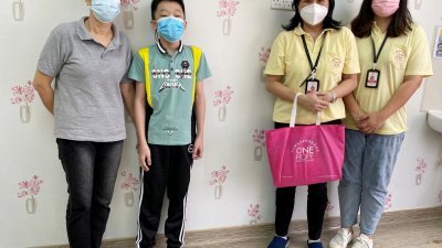 12岁男童李天赐所需的电子耳蜗及植入手术费经已筹足，祖母非常感谢社会大众的捐助，让爱孙得以恢复听力。