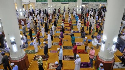 虽然江加埔莱日前有清真寺爆发新冠肺炎疫情，但柔州清真寺及祈祷室内的周五聚礼（Solat Jumaat）及每日五次礼拜（Solat Fardu）人身距离，将继续维持0.5公尺。
