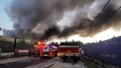 昔加末第一工业区资源回收厂发生火患，所幸20多名员工及时逃出生天。