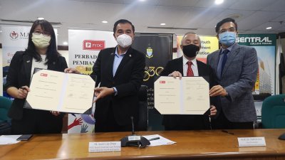在槟城青年发展机构与MANIPAL大学签署合作备忘录后，孙意志（左２）偕同魏巧玲（左起）、纪平光及梁冠雄合作。