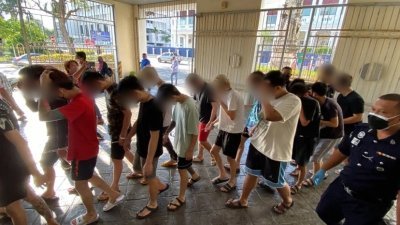23名年轻华裔男女涉嫌非法网络赌博活动，周五早上在乔治市推事庭面控。惟所有被告否认有罪，并各以9000令吉保释外出。