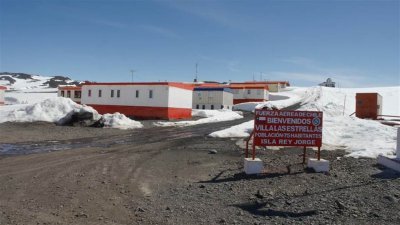 南极埃斯特雷亚斯镇由于与最近的医院距离过远，因此要求居民入住前须割除盲肠。 （图取自智利空军推特）