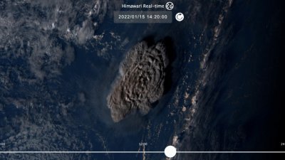 日本“向日葵8”号卫星拍摄到汤加海底火山爆发后，造成巨大的蘑菇状烟尘，弥漫天空，并在周边水域引起冲击波浪。（图取自日本国家信息和通信技术研究所（NICT）/路透社）