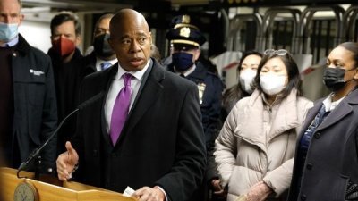纽约市长亚当斯在纽约地铁命案现场发表谈话。（图翻摄自推特@nycgov）