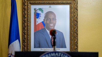 海地已故总统莫伊兹的照片挂在墙上。（图取自路透社）