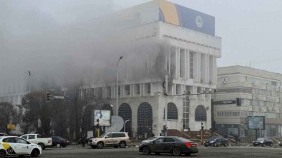 本月6日，哈萨克最大城阿拉木图市爆发骚乱后，一座内有数家电视台和广播电台的建筑物内冒出滚滚浓烟。（图取自路透社）