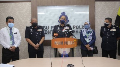 米尔法立达拉（左3）指警方将采取严厉行动，对付发表族群及宗教极端言论的人士，左2是亚哈雅驭右为阿兹兹。