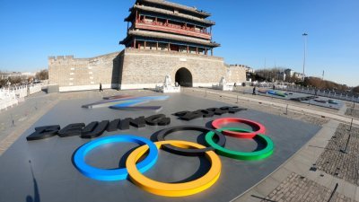 图说：北京2022年冬奥会和冬残奥会会徽，本月16日亮相北京永定门广场。（图取自中新社）