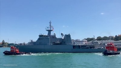 纽西兰“惠灵顿”号于周二奥克兰的德文波特海军基地出发，搭载海军潜水员、水文测量员和一架直升机，向汤加运送补给品。（图取自纽西兰国防军/路透社）
