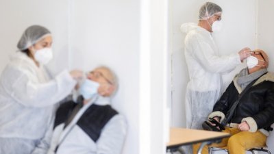 在法国南特附近的一家新冠肺炎病毒检测中心，医务人员周一对患者进行鼻拭子检测。（图取自路透社）