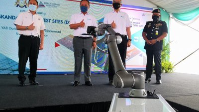峇德鲁（左起）、哈斯尼、卡立尔及卡玛鲁扎曼为依斯干达无人机和机器人中心（DRZ Iskandar）主持开幕仪式。