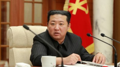 朝鲜官媒周四发布照片显示，最高领导人金正恩周三在平壤出席执政的劳动党政治局会议。（图取自朝中社/路透社）