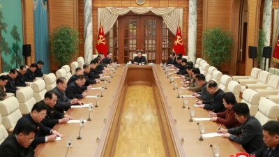 朝鲜最高领导人金正恩（中）出席劳动党召开第8届中央委员会第6次政治局会议。（图取自朝中社/路透社）