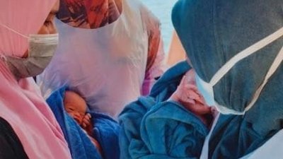 原住民男婴双胞胎迫不及待在救护船上出生，令医务人员体验宝贵的经历。（图取自霹雳卫生局面子书）