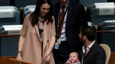 图为纽西兰总理阿德恩2018年到纽约出席联合国大会期间，她的小孩和伴侣盖福德也一同出席的档案照。（图取自路透社）