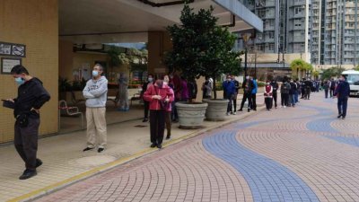 大批葵涌邨居民排队接受检测。（图取自香港电台）