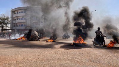 布基纳法索的数个军营在周日传来士兵开枪，支持士兵们的民众也上街抗议总统卡博雷，有人焚烧及抢掠执政党总部。（图取自法新社）