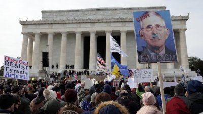 华盛顿数千示威民众游行到林肯纪念堂，然后开始举行集会和发表演讲，他们挥舞著反对总统拜登以及要求“自由”的标语，还有谴责白宫防疫专家福奇的海报。（图取自盖蒂图片社/法新社）