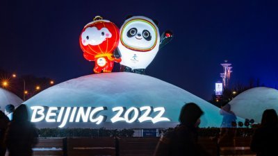 位于北京市北土城路与民族大道交汇处，题为《盛世华章》的北京2022年冬奥会和冬残奥会吉祥物“冰墩墩”和“雪容融”造型，在本月20日晚亮灯。（图取自中新社）