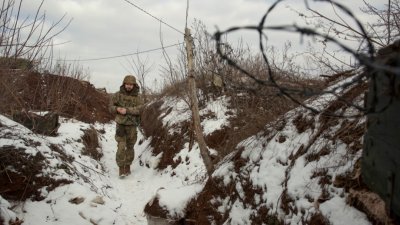 在乌克兰顿涅茨克地区，乌克兰武装部队的一名现役军人走在与俄罗斯支持的叛军隔离线附近的战斗阵地。（图取自路透社）