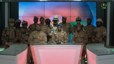 布基纳法索国家电视台周一播出的画面显示，军政府发言人Ouedraogo上校（中）与身穿制服的士兵在电视上宣布他们已经掌权。（RTB/法新社）