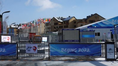北京冬奥会即将在下月4日开幕，张家口奥运村已准备就绪，各国旗帜已挂好，迎接世界各地的运动员。（图取自路透社）