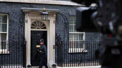 警员在伦敦的英国首相官邸唐宁街10号外巡逻。（图取自路透社）