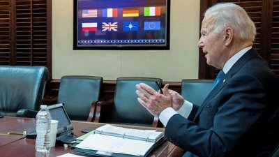 在美国华盛顿白宫战情室举行的安全视讯电话会议上，美国总统拜登当地时间周一与欧洲领导人就俄罗斯和乌克兰局势讲话。（图取自白宫/路透社）
