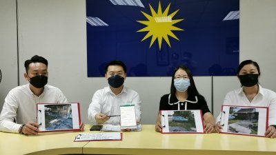 刘国南（左2起）及胡慧敏展示祖屋被泼漆的情况照片，并促请警方采取行动揪出滋事者，左起是袁展豪及陈枫溦。