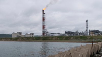 图为俄罗斯库页岛Prigorodnoye的萨哈林能源公司运营的液化天然气厂全景档案照。（图取自路透社）