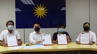 刘国南（左2起）陪同叶丽珠召开记者会，促请警方查明真相。左起该局副主任黎旺文及委员陈枫溦。