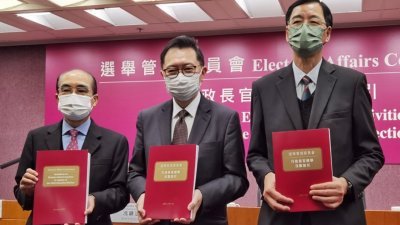 香港选举管理委员会周四举行记者会，发表特首选举活动指引。（图取自中通社）