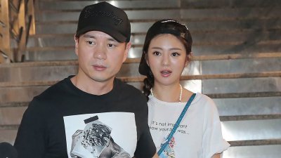德晋集团主席陈荣（左）和其妻子安以轩，安以轩也是台湾知名艺人。