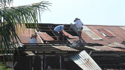 沙拉尼指，州政府委任承包商即刻修补民宅屋顶的工作，避免雨天雨水灌入屋内造成更大损失。