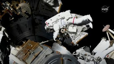 太空人走出国际太空站，更换出现故障的天线。（图取自美国太空总署/路透社）