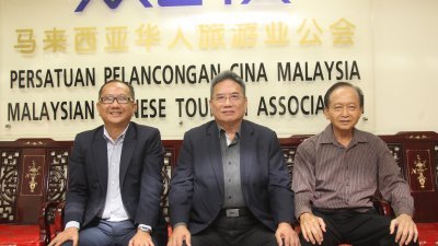 马来西亚华人旅游业公会总秘书刘伟康（左起）、总会长包一雄以及总执行长谢永从邀请民众，一同参与2022年大马国际旅游展。