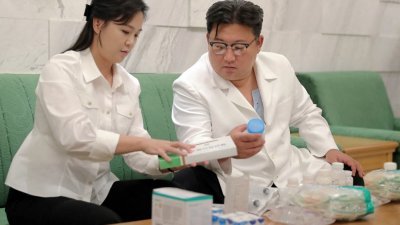 朝中社于上月16日发布，朝鲜最高领导人金正恩向劳动党海州市委员会，送去了自家准备的药品。（图取自朝中社/路透社）