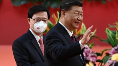 正值香港回归25周年，中国国家主席习近平于周五出席庆贺活动时微笑挥手，香港新任行政长官李家超跟随在习近平左右。（图取自路透社）