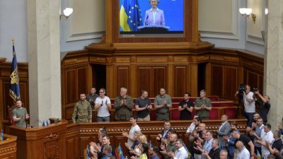 欧盟执委会主席冯德莱恩周五以视讯方式，在乌克兰国会上演讲，获得乌国立法者们起立鼓掌欢迎。（图取自路透社）