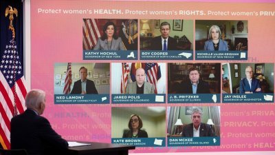 美国总统拜登当地时间周五在白宫，与9位民主党籍州长召开线上会议，商讨保护女性堕胎权利。（图取自路透社）