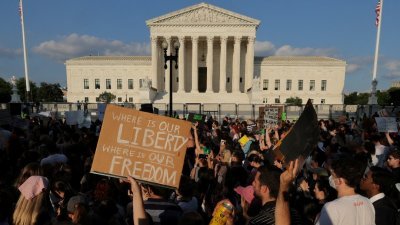 在美国最高法院作出推翻保障妇女堕胎权的裁决后，支持堕胎的示威者于上月24日聚集在最高法院外抗议。（路透社档案照）