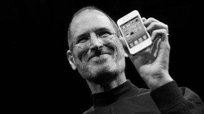 乔布斯2010年在三藩市举行的苹果年度开发者大会上，推介iPhone 4。（路透社档案照）