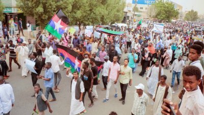 苏丹民众于周五走上首都喀土穆街头，愤怒抗议军政府夺权，要求他们归还政权。（图取自路透社）