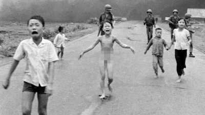这张美联社记者黄公崴拍下一个全身赤裸的小女孩在街上狂奔的照片，上了全球各大报的头版，后来获得普立兹奖，也成为越战极著名的象征之一。