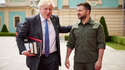 英国首相约翰逊（左）在6月17日第2次秘访基辅，会见乌克兰总统泽连斯基。（图取自乌克兰总统新闻社/路透社）