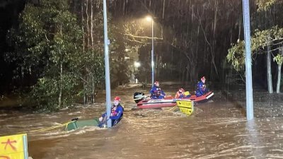 周六晚上，新南威尔士州利物浦紧急救援服务局人员在悉尼西南部霍尔斯沃思进行救援工作。（图取自NSW SES Liverpool面子书专页）