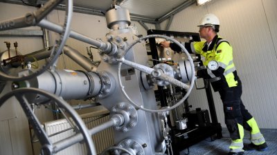 一名工人上月10日在德国巴伐利亚小镇Kraiburg am Inn附近的Uniper Bierwang储气库检查一个装置。（图取自路透社）