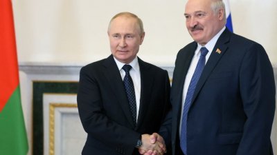 白罗斯总统卢卡申科（右）6月25日在圣彼得堡，与俄罗斯总统普京会面。（图取自俄罗斯卫星通讯社/克里姆林宫/路透社）