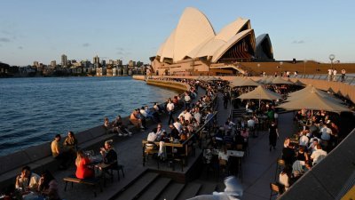 澳洲自去年10月便放宽了防疫准则，民众不再受限，无法在餐厅堂食。然而卫生部长巴特勒最近警告，澳洲或会迎来新一波感染潮。（图取自路透社）
